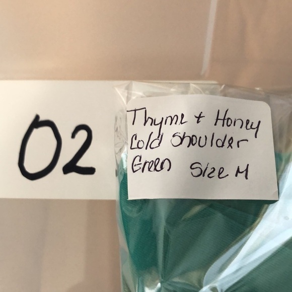 THYME & HONEY Women's Solid Cold Shoulder Round Neck Top Green Size M - Picture 12 of 12